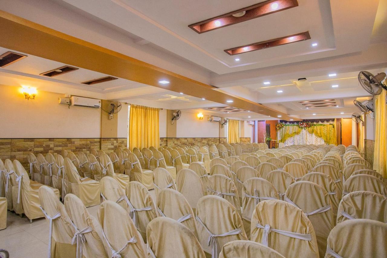 Oyo 25121 Bns Lodge Bangalore Bagian luar foto