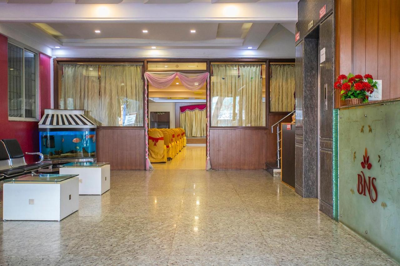 Oyo 25121 Bns Lodge Bangalore Bagian luar foto